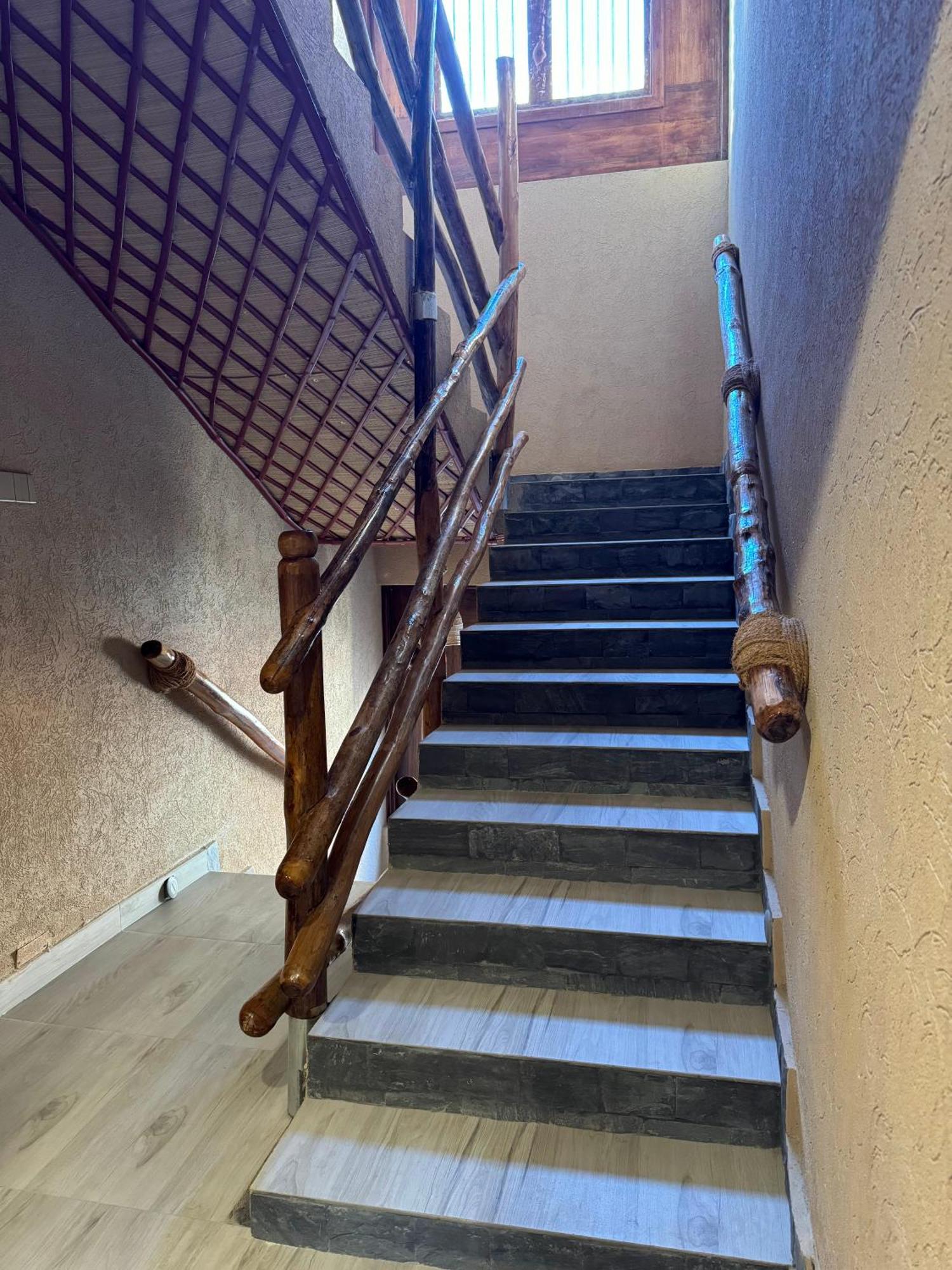 Aldar Inn Nazvá Exteriér fotografie