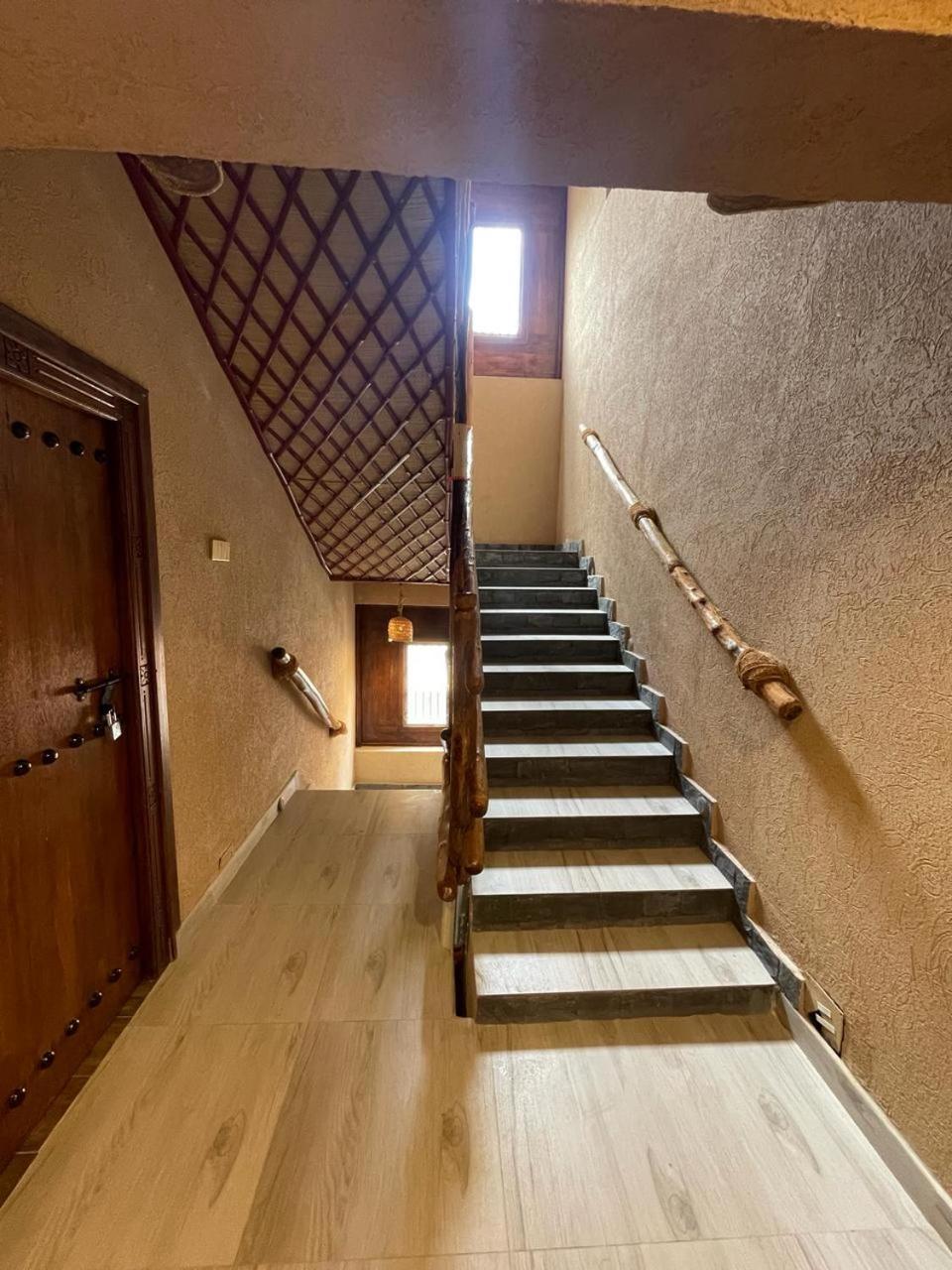 Aldar Inn Nazvá Exteriér fotografie